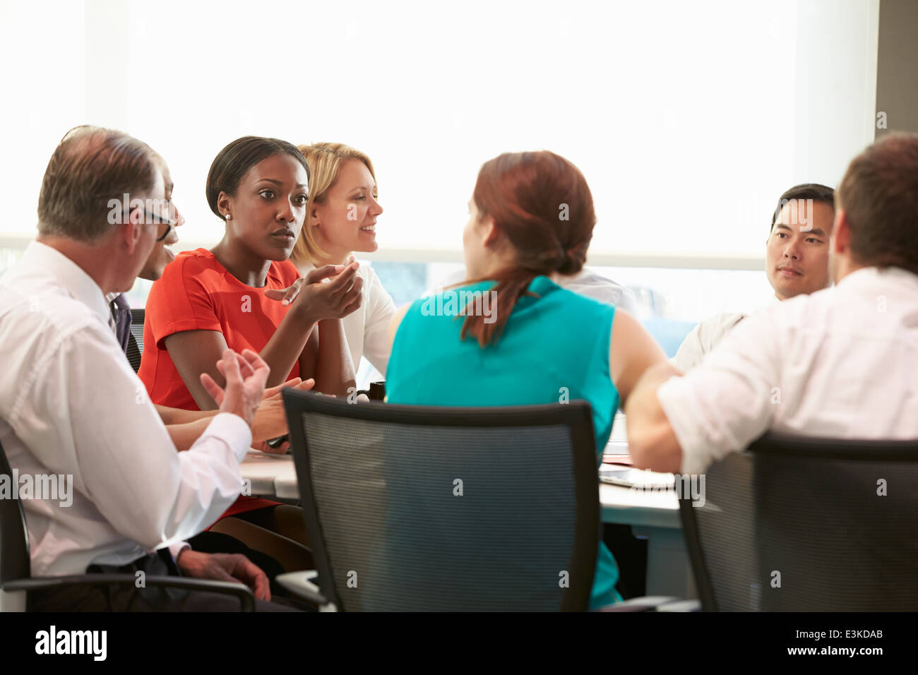 Gruppe von Geschäftsleuten treffen um Konferenztisch Stockfoto