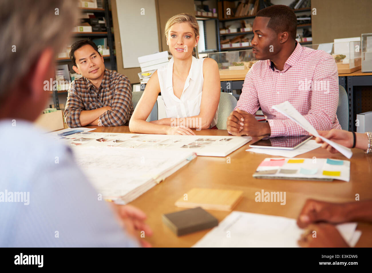 Sechs Architekten an Tisch treffen Stockfoto