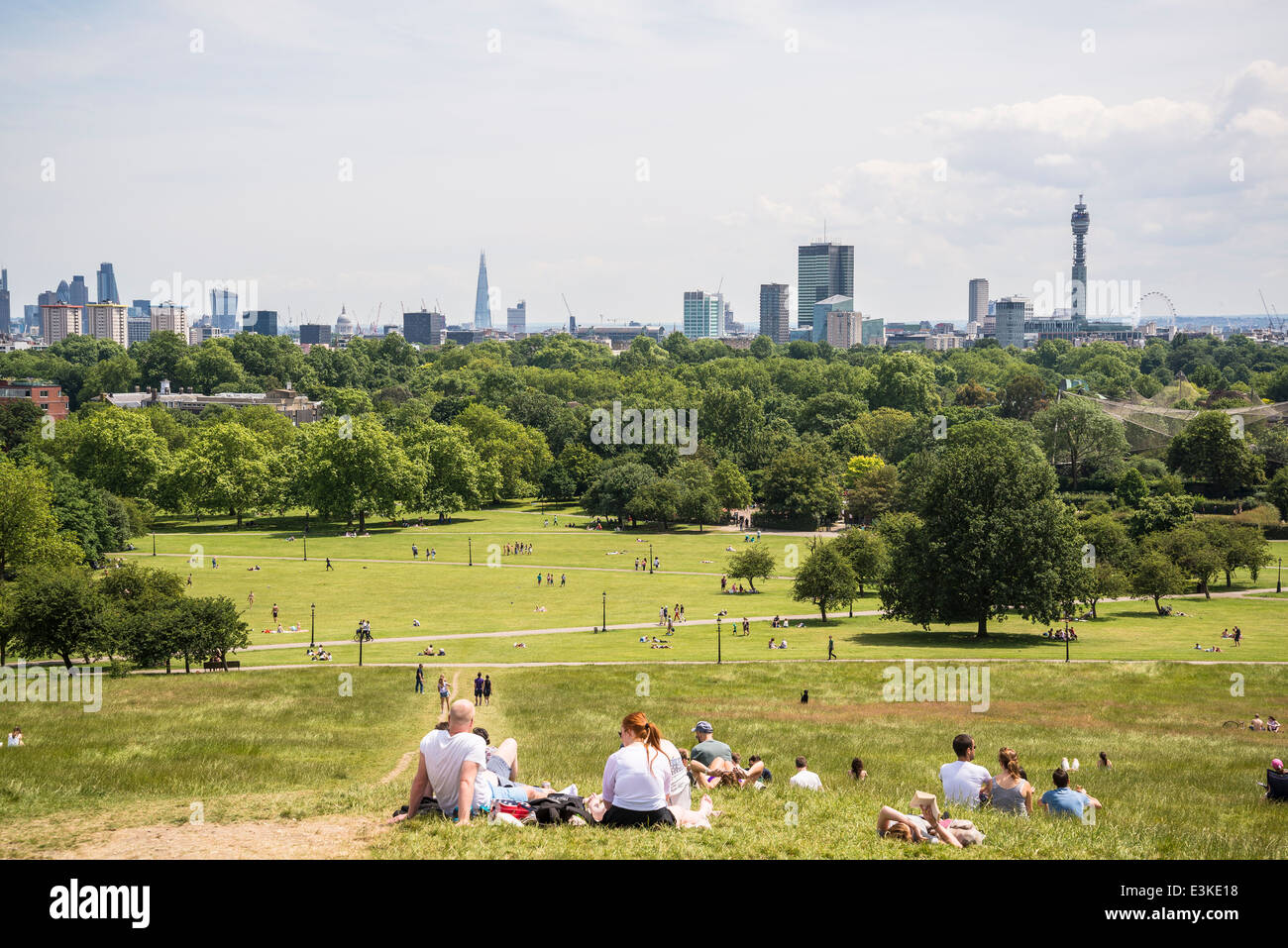 Blick auf die Skyline von London von Primrose Hill an einem sonnigen Tag, London, England, UK Stockfoto