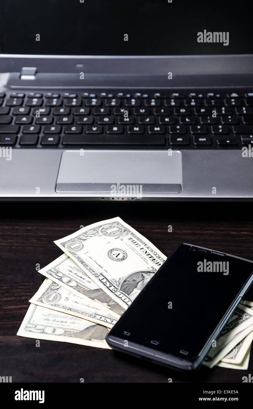 Nehmen Sie Geld aus der Brieftasche Stockfoto