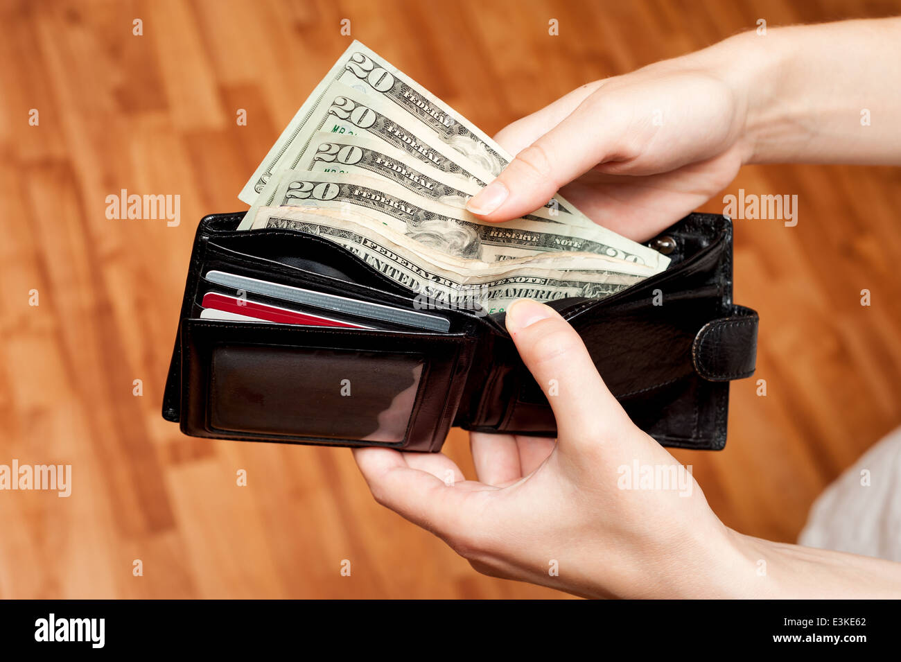 Nehmen Sie Geld aus der Brieftasche Stockfoto