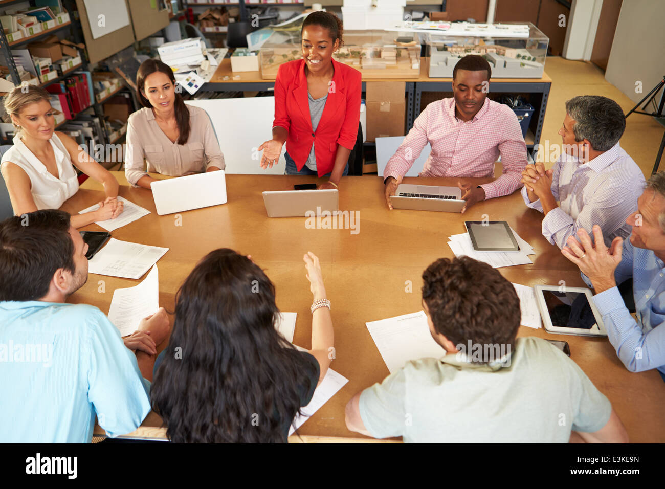 Architekten, sitzt am Tisch mit Laptops und Tablets Stockfoto