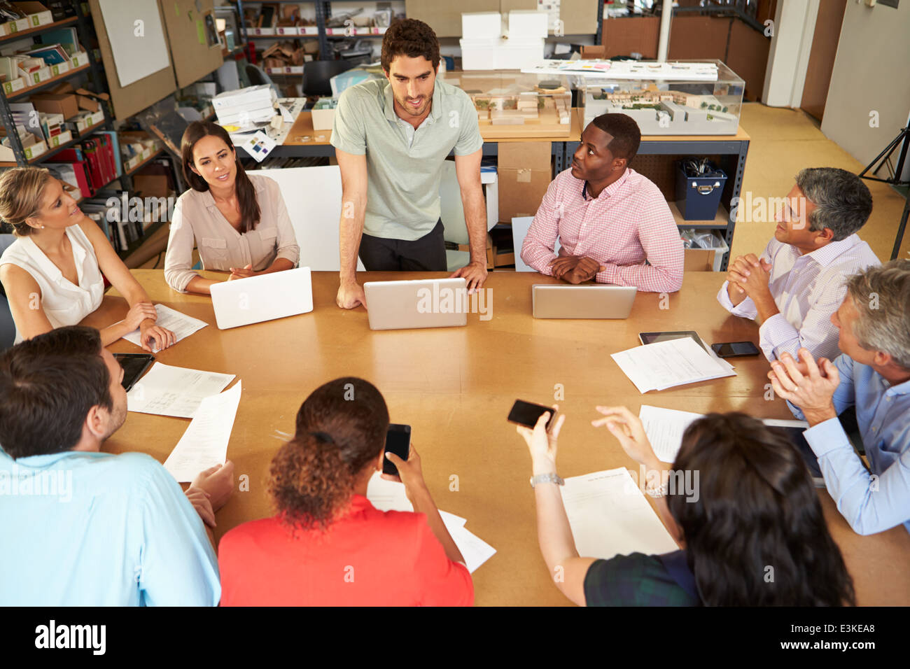 Architekten, sitzt am Tisch mit Laptops und Tablets Stockfoto