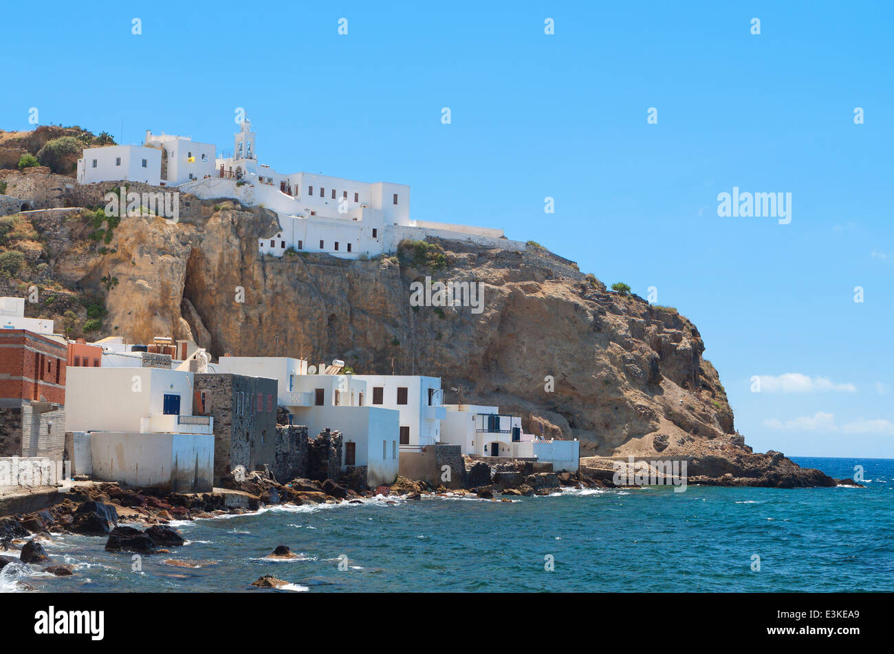 Mandraki Dorf auf Nisyros Insel in Griechenland. Kloster Panagia Spyliani im Hintergrund Stockfoto
