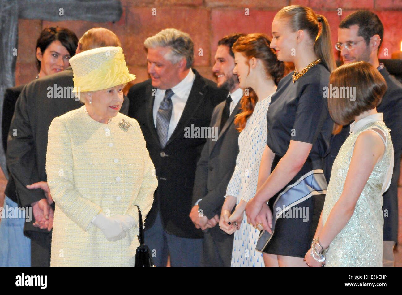 Belfast, Nordirland. 24. Juni 2014 - spricht ihre Majestät Königin Elizabeth II mit Game of Thrones Schauspieler Maisie Williams, wie sie den Filmstudios in Belfast Besuche. Bildnachweis: Stephen Barnes/Alamy Live-Nachrichten Stockfoto