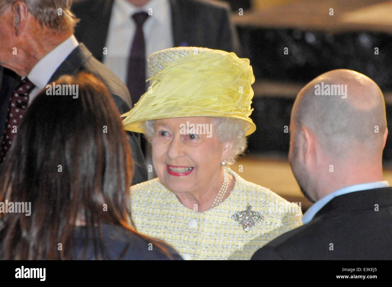 Belfast, Nordirland. 24. Juni 2014 - Besuche ihrer Majestät Königin Elizabeth II Game of Thrones-Filmstudios in Belfast. Bildnachweis: Stephen Barnes/Alamy Live-Nachrichten Stockfoto