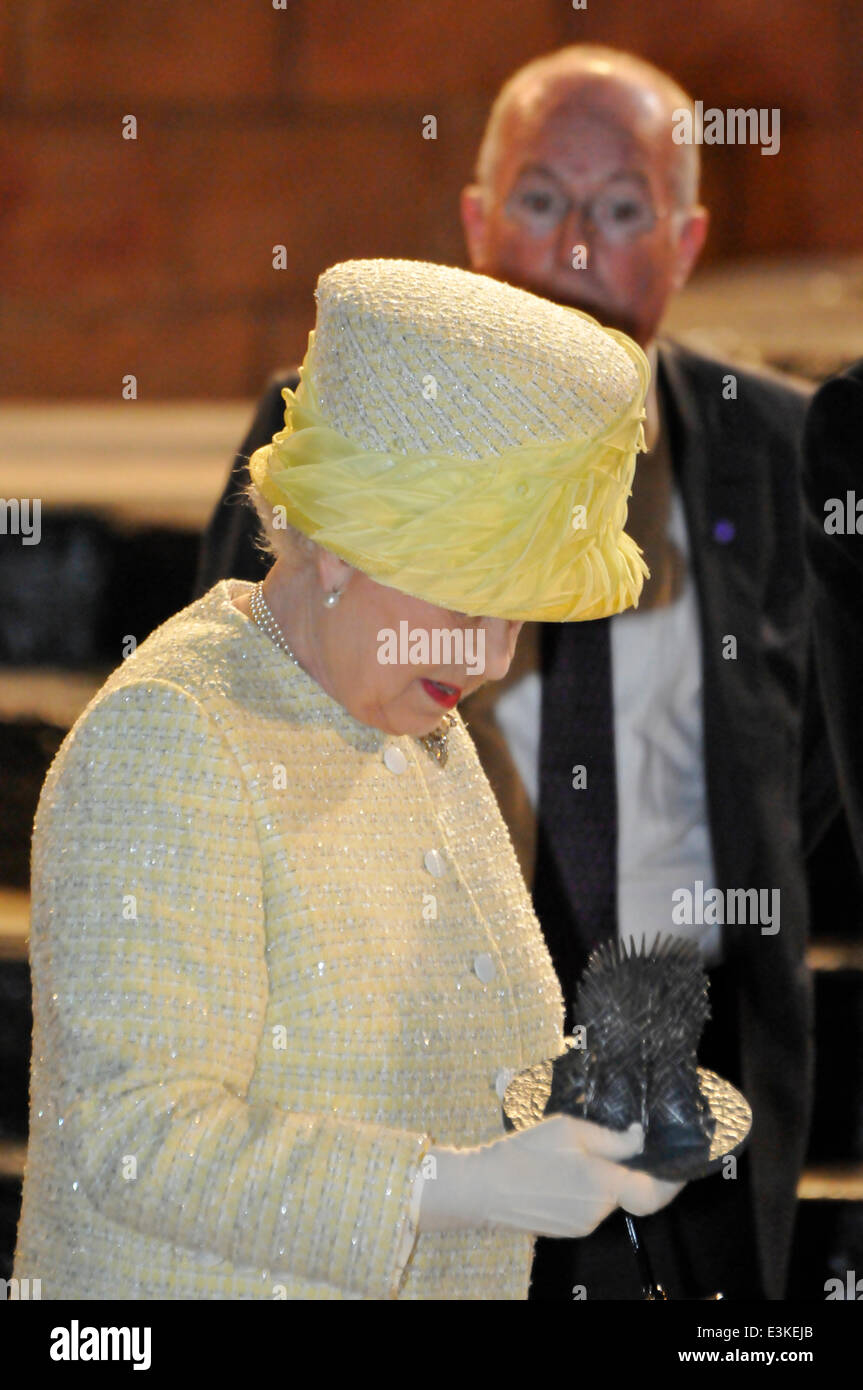 Belfast, Nordirland. 24. Juni 2014 - ist ihre Majestät Königin Elizabeth II eine Miniatur Eisernen Thron gegeben, wie sie Game of Thrones-Filmstudios in Belfast besucht. Bildnachweis: Stephen Barnes/Alamy Live-Nachrichten Stockfoto