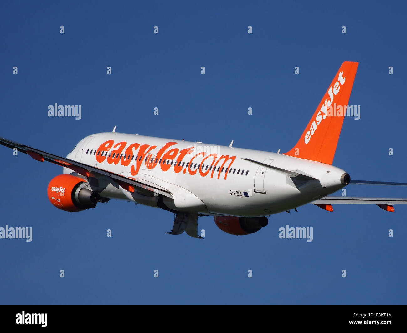 G-EZUL, ein easyJet Airbus A320-214, startet vom Flughafen Schiphol, Niederlande. Der Airbus A320 ist ein kurz- bis Mittelstreckenflugzeug, das für seine Kraftstoffeffizienz und Kapazität für mehr als 150 Passagiere auf verschiedenen europäischen Strecken bekannt ist. Stockfoto