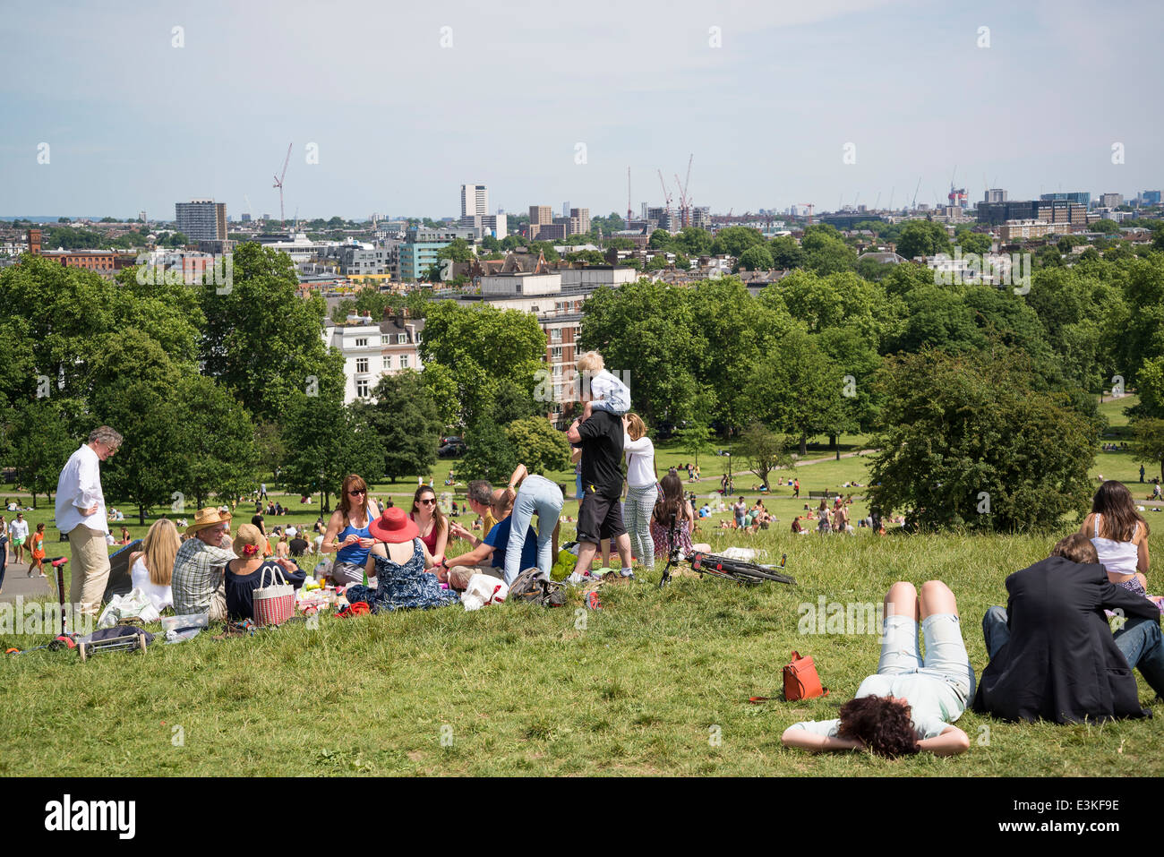 Menschen auf Primrose Hill an einem sonnigen Tag, London, England, UK Stockfoto