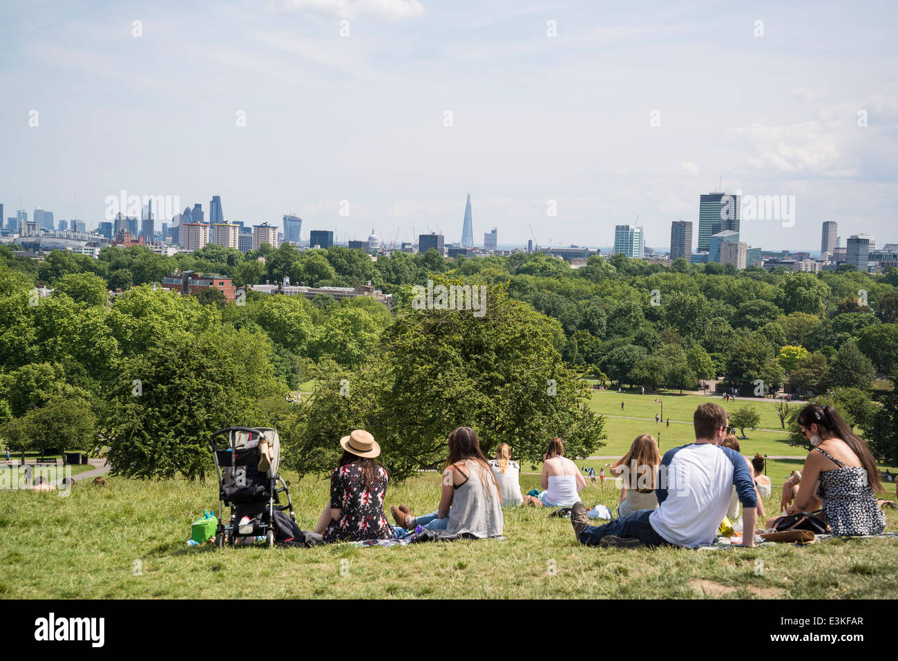 Blick auf die Skyline von London von Primrose Hill an einem sonnigen Tag, London, England, UK Stockfoto