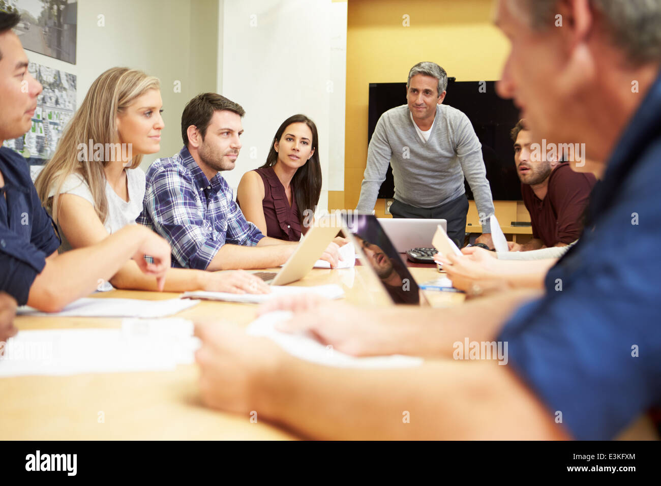 Männlichen Chef Adressierung treffen um Konferenztisch Stockfoto
