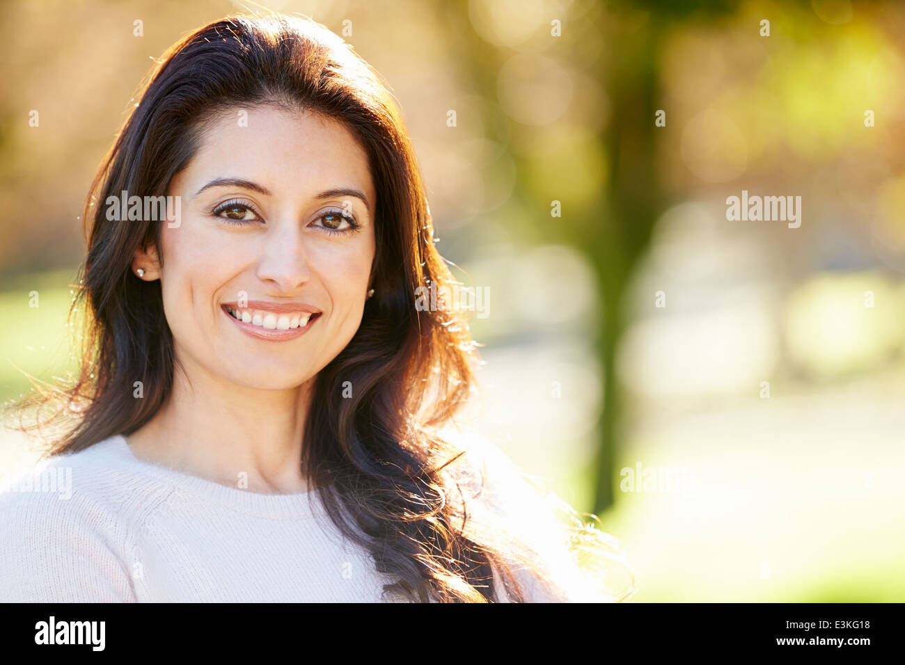 Porträt von attraktiven Hispanic Frau In Landschaft Stockfoto