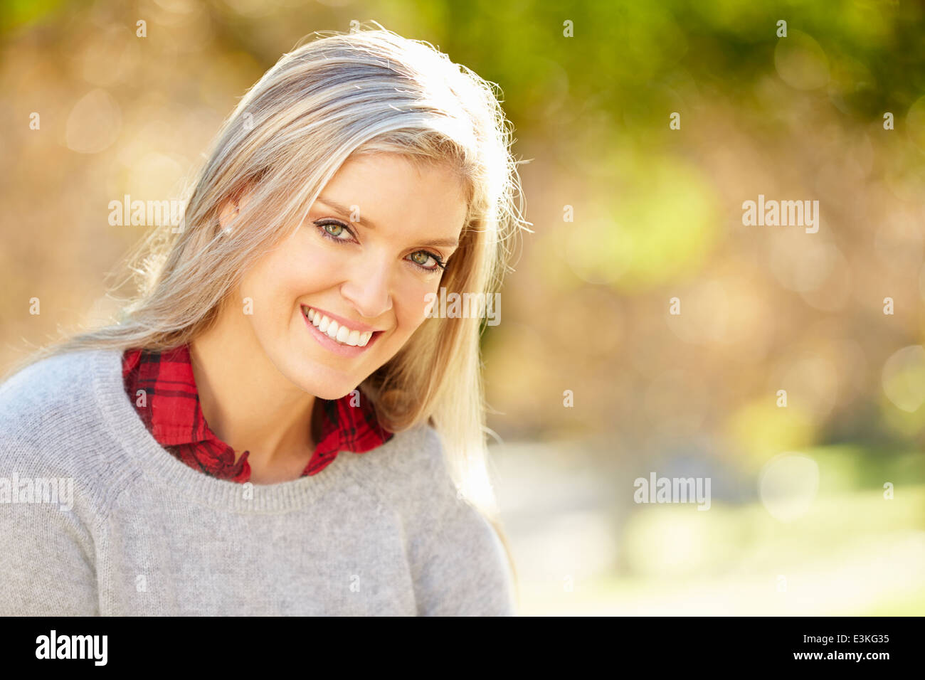 Porträt von attraktiven Frau In Landschaft Stockfoto
