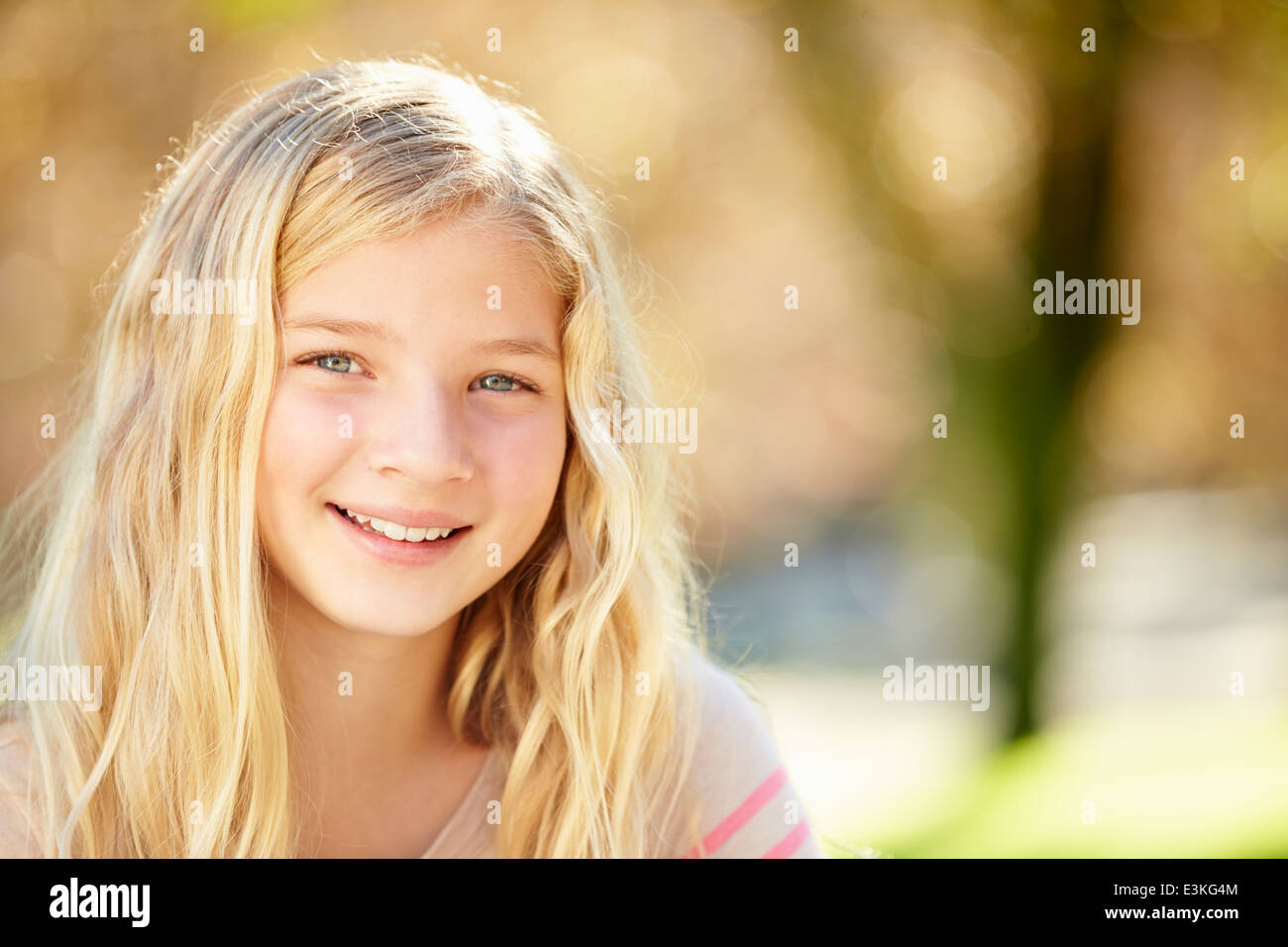 Porträt von hübschen Mädchen In Landschaft Stockfoto