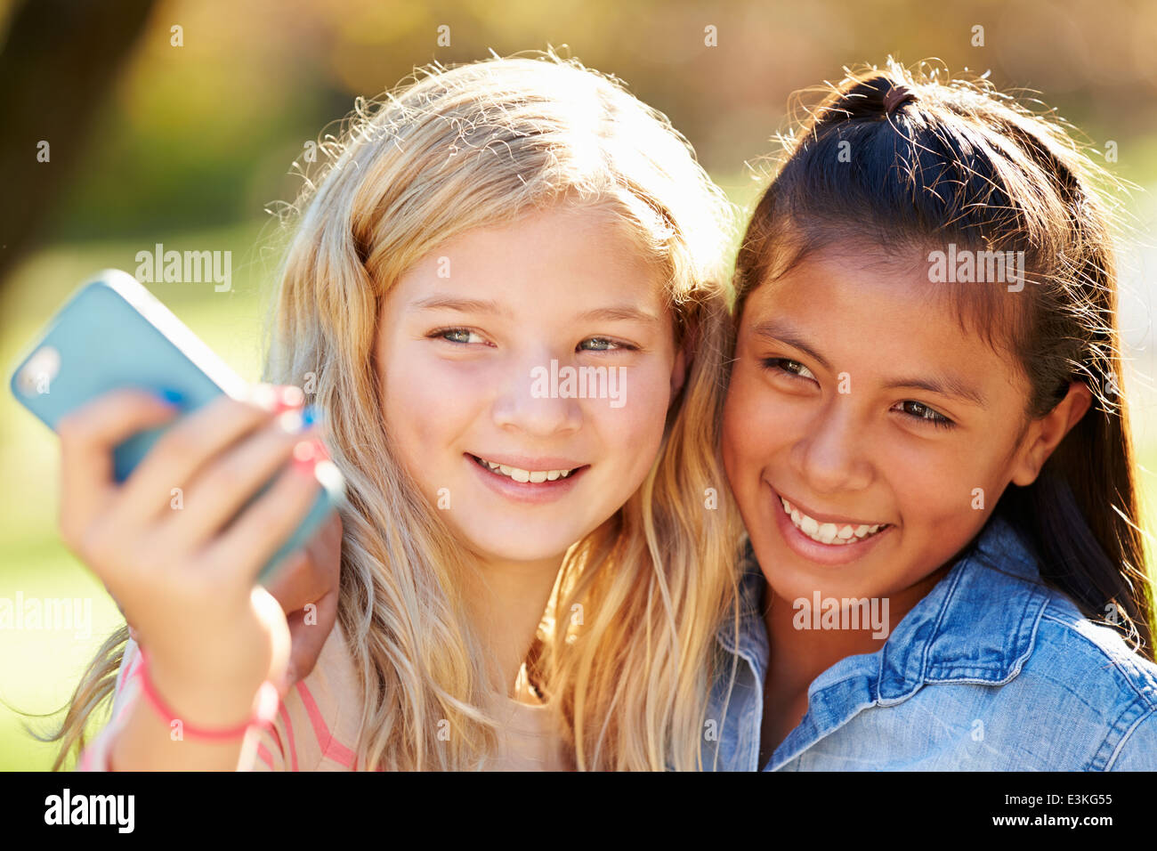 Zwei Mädchen, die die Selfie mit Handy Stockfoto