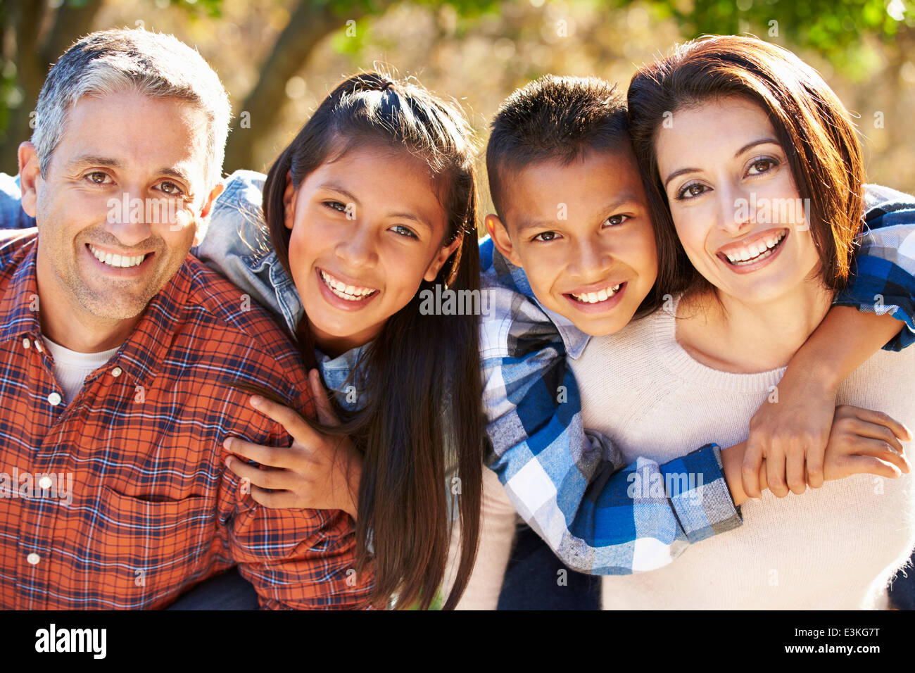 Porträt der hispanische Familie In Landschaft Stockfoto