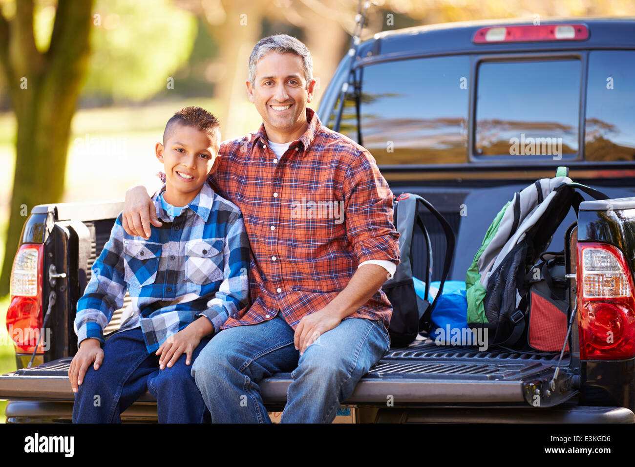 Vater und Sohn sitzen im Pick Up Truck auf Campingurlaub Stockfoto