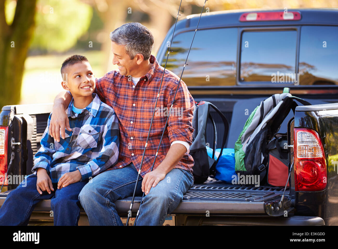Vater und Sohn sitzen im Pick Up Truck auf Campingurlaub Stockfoto