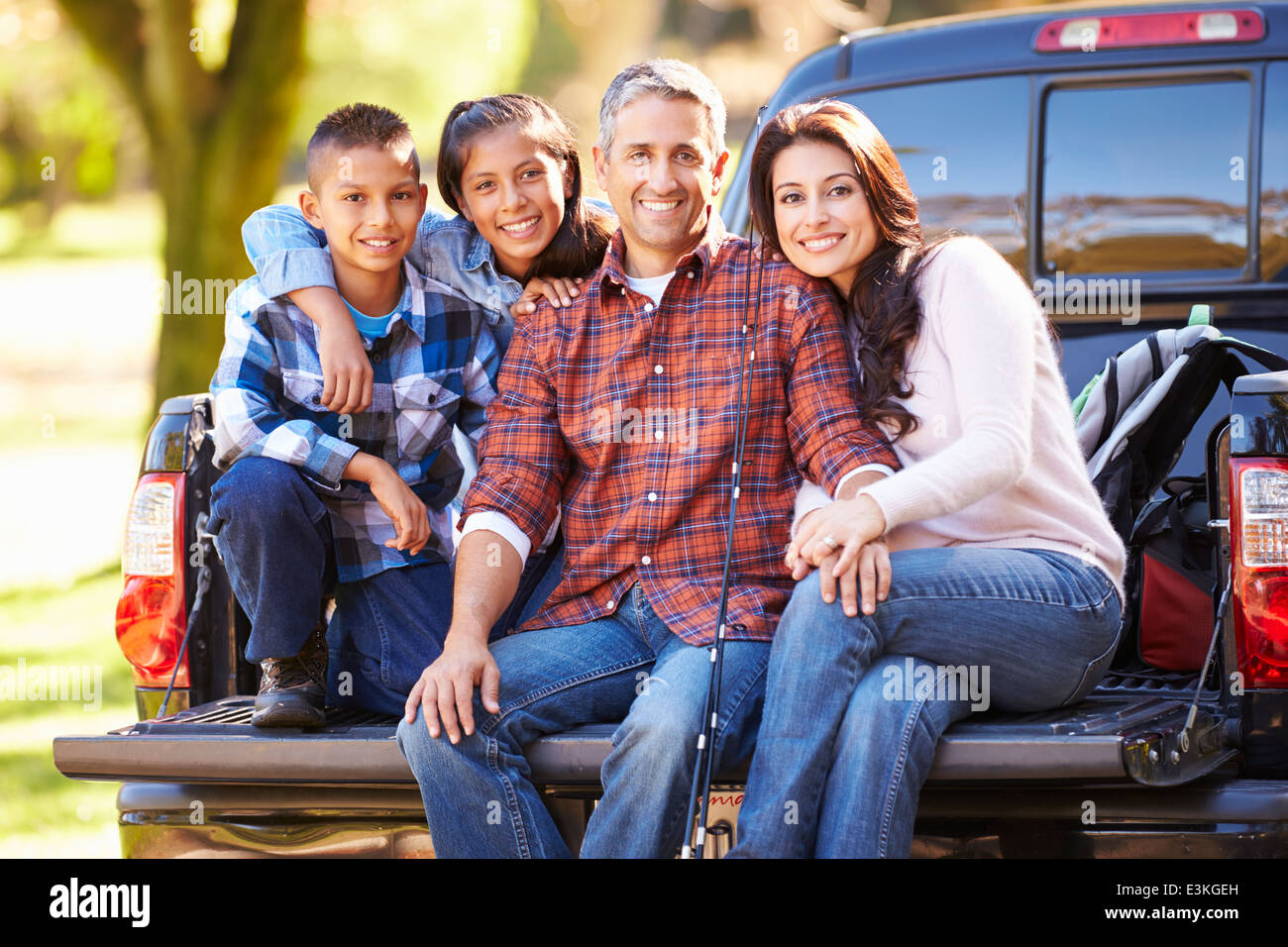 Familie sitzt im Pick Up Truck auf Campingurlaub Stockfoto