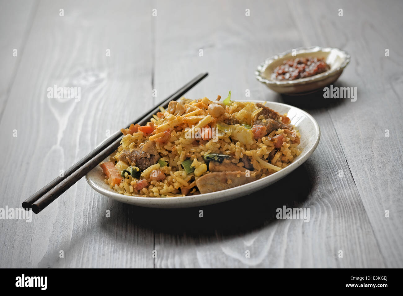 Nasi Goreng mit Sambal, gebratener Reis mit Chili paste Stockfotografie ...