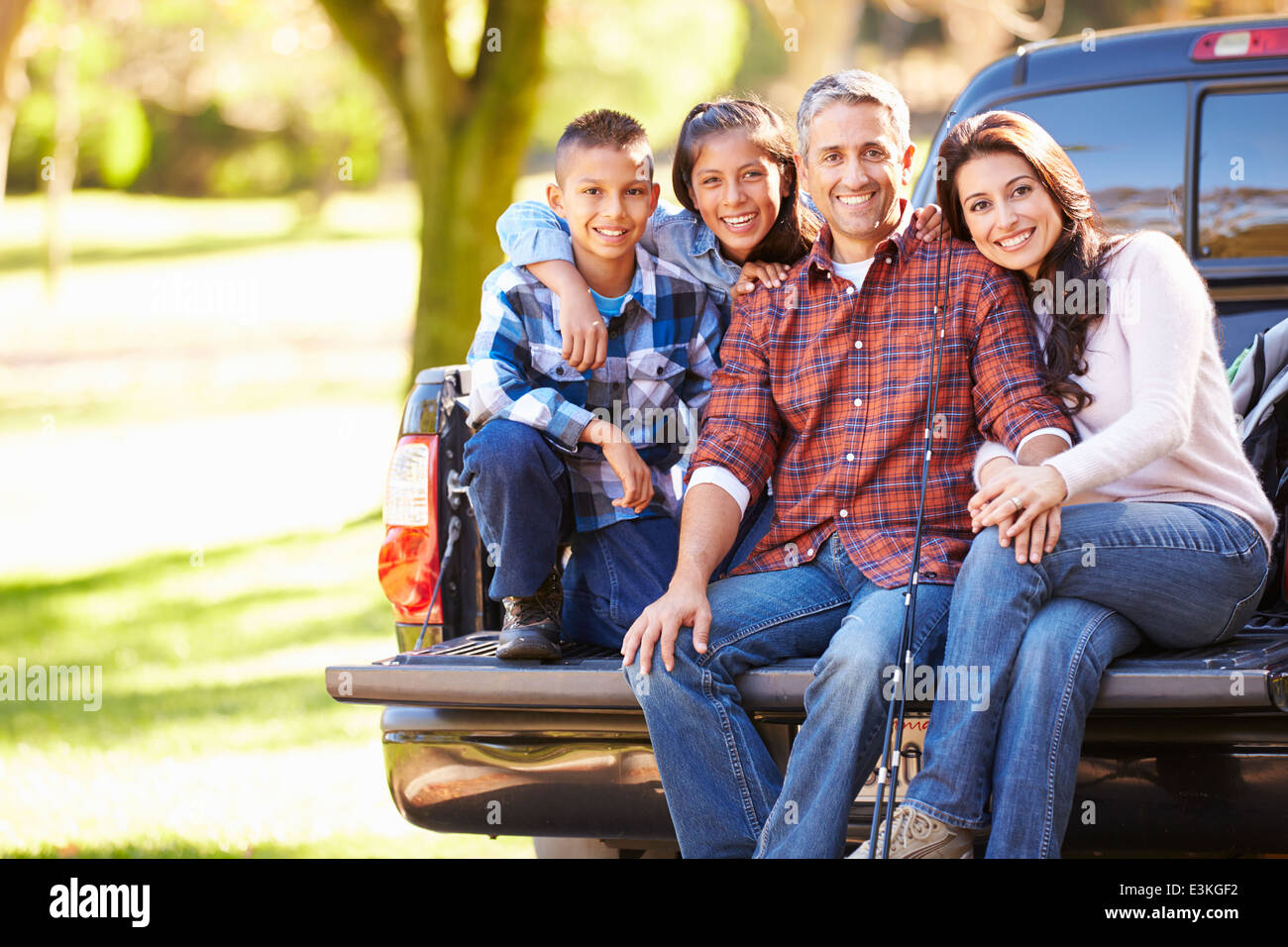 Familie sitzt im Pick Up Truck auf Campingurlaub Stockfoto