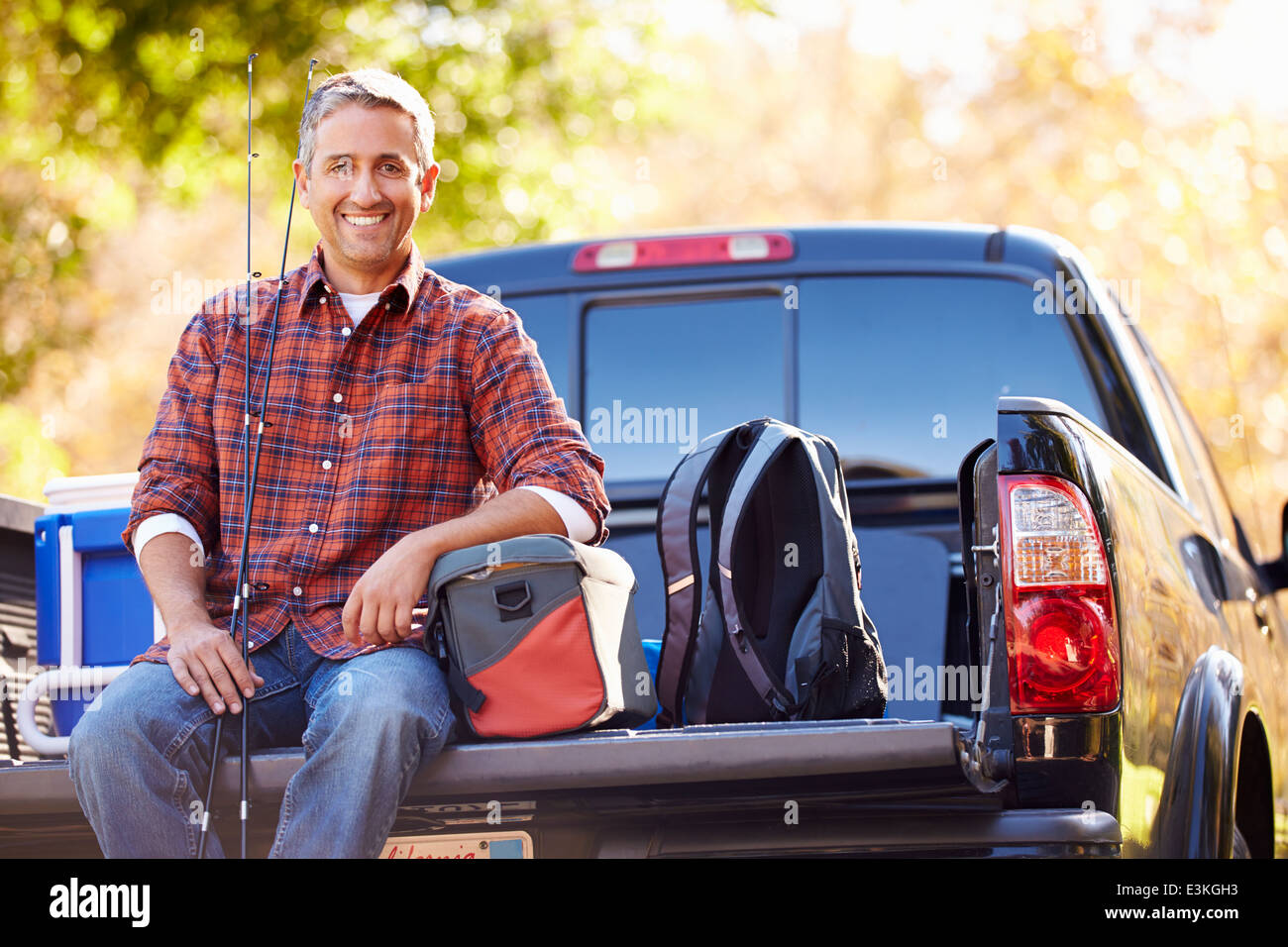 Porträt der Mann sitzt im Pick Up Truck auf Campingurlaub Stockfoto