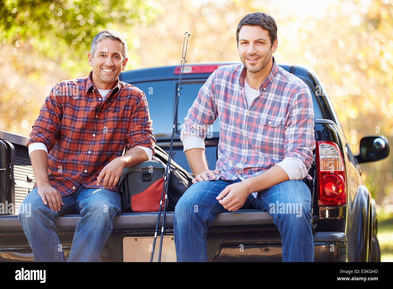 Porträt von zwei Männern im Pick Up Truck auf Campingurlaub Stockfoto