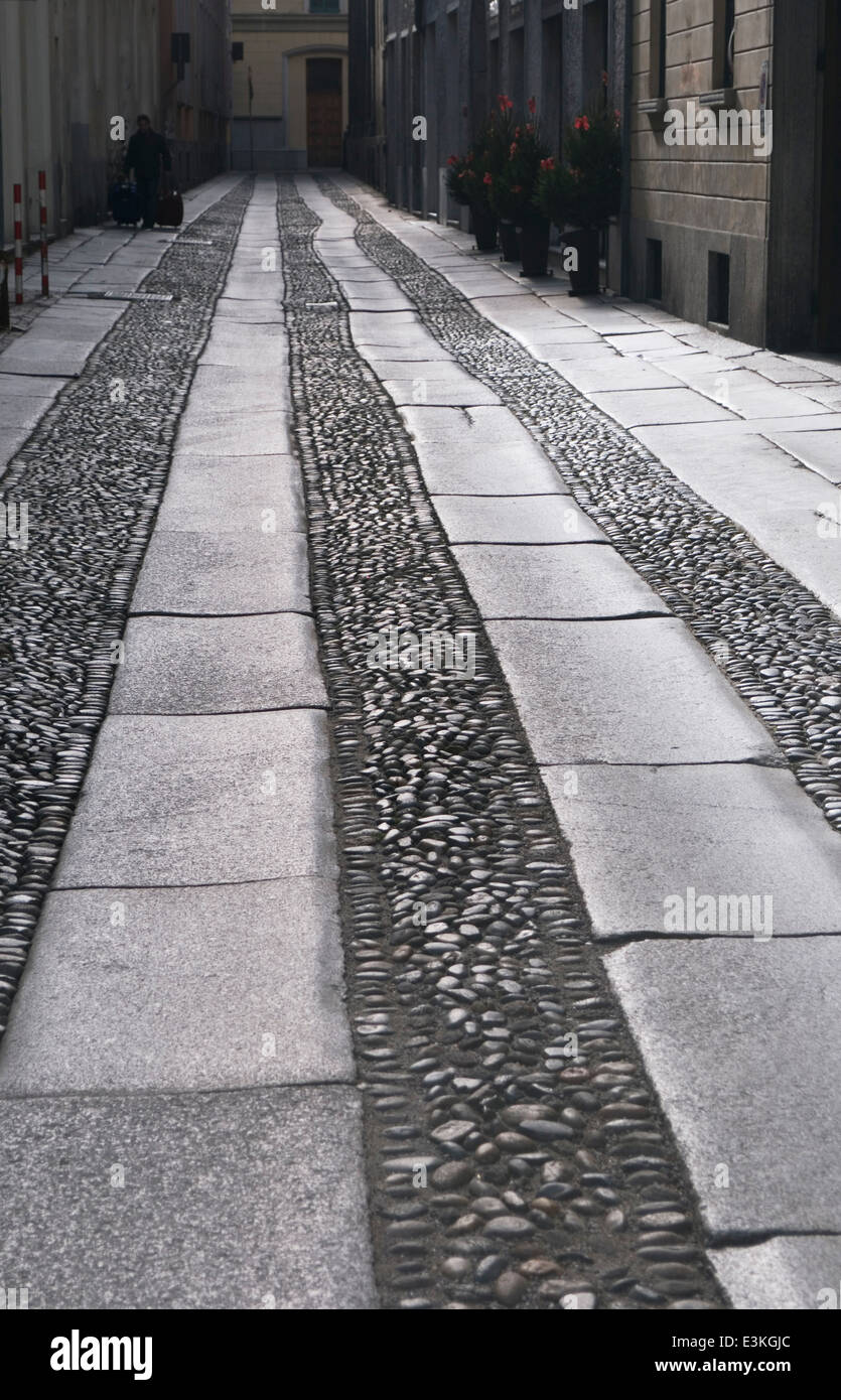 schmalen Sie gepflasterten Straße in Novara, Piemont, Italien Stockfoto