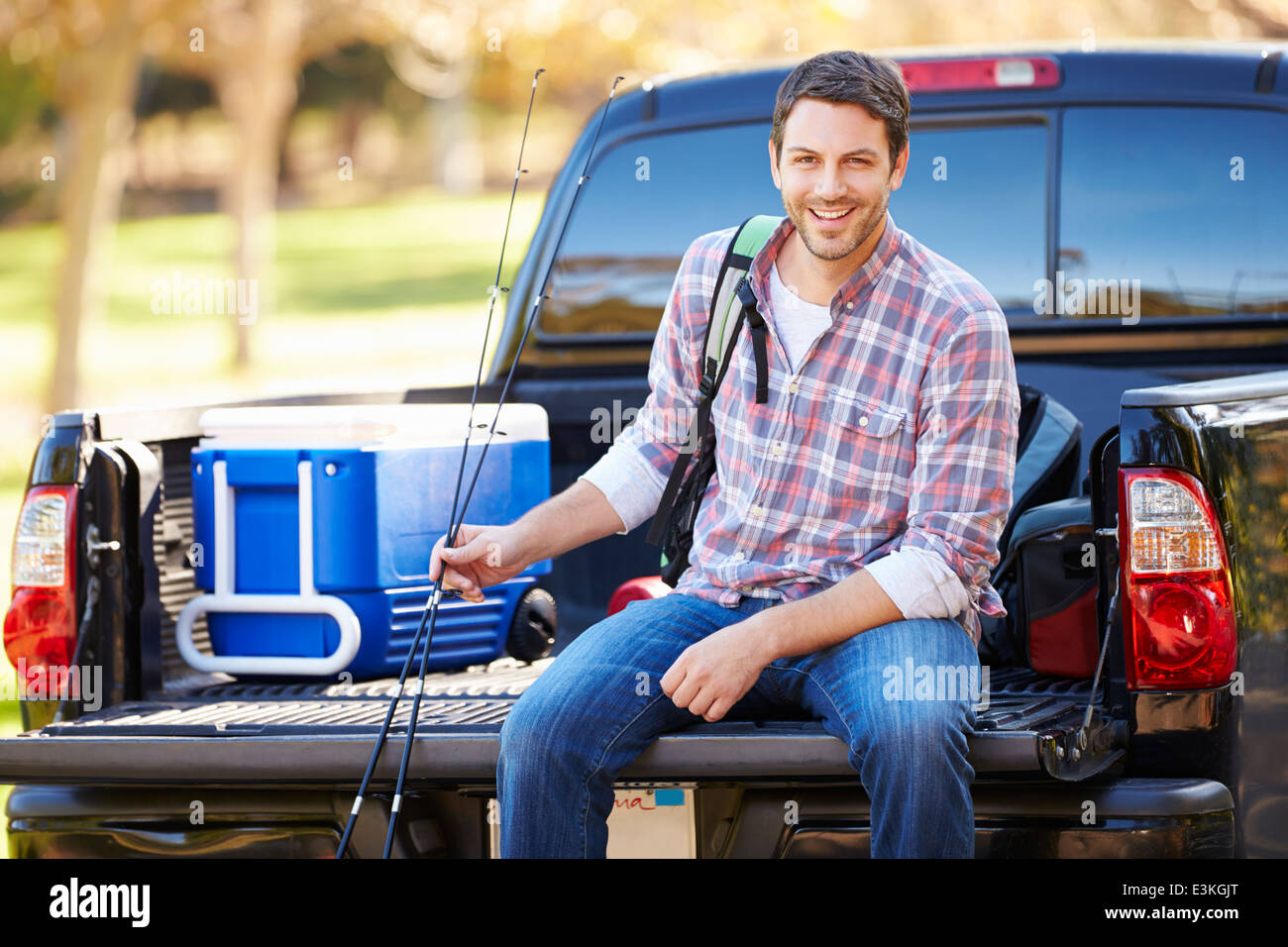 Man sitzt im Pick Up Truck auf Campingurlaub Stockfoto