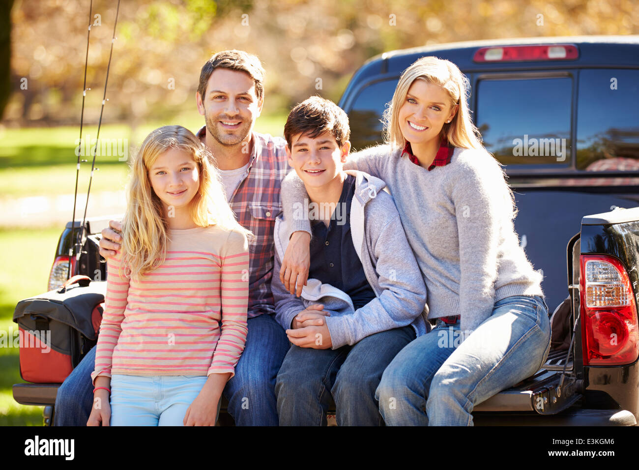 Familie sitzt im Pick Up Truck auf Campingurlaub Stockfoto