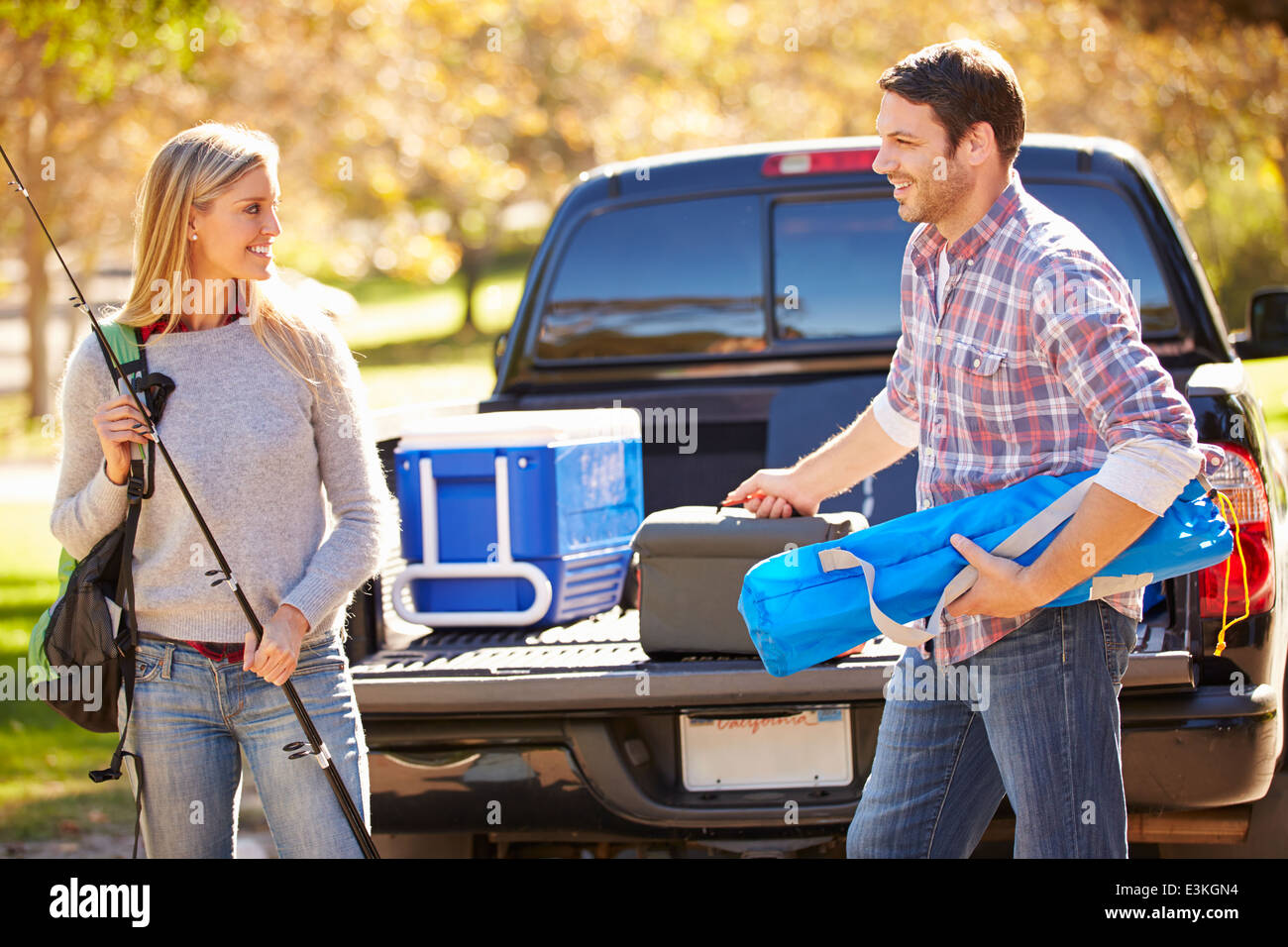 Paar Auspacken Pick Up Truck auf Campingurlaub Stockfoto