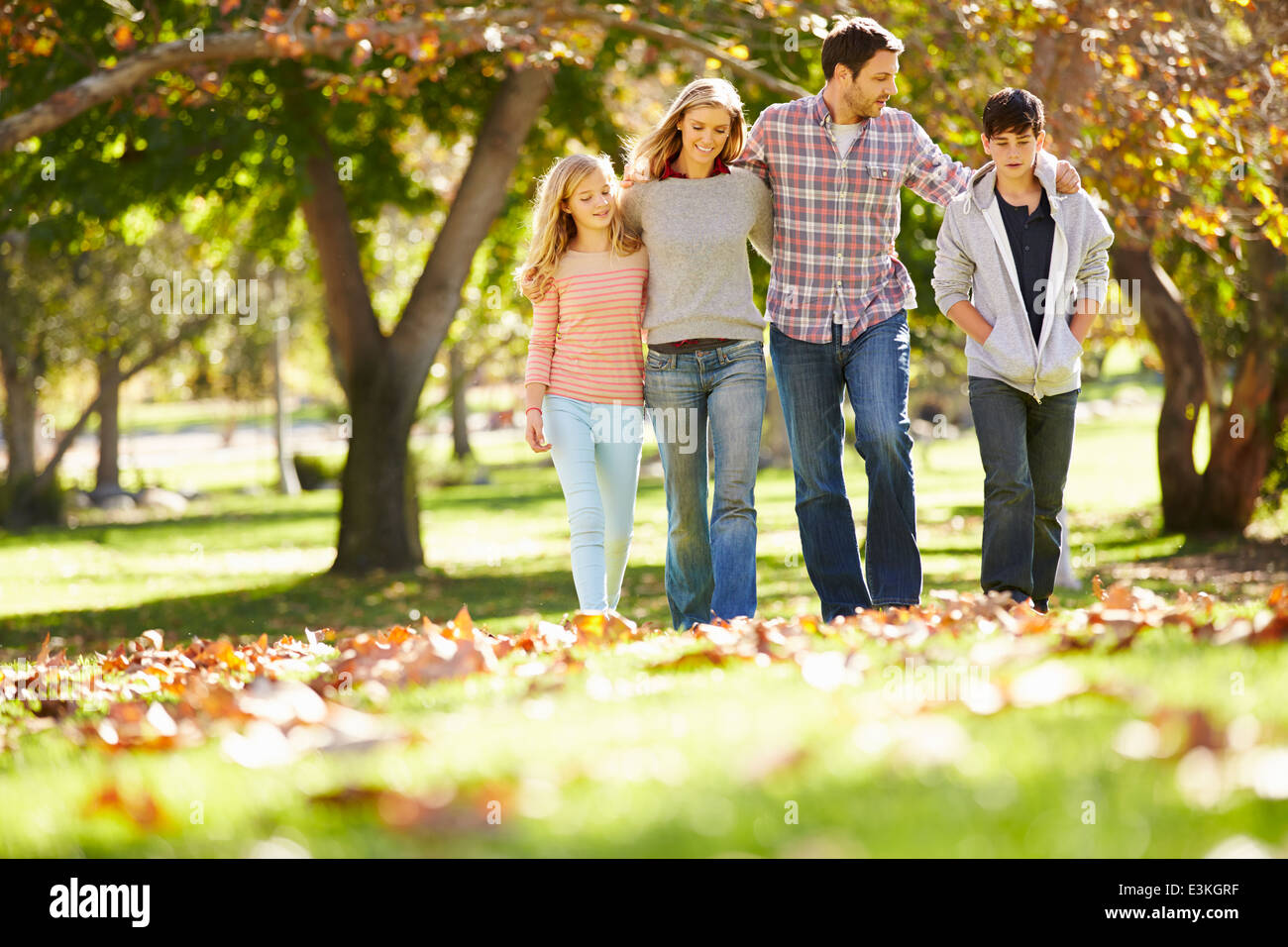 Familie zu Fuß durch den Wald Herbst Stockfoto