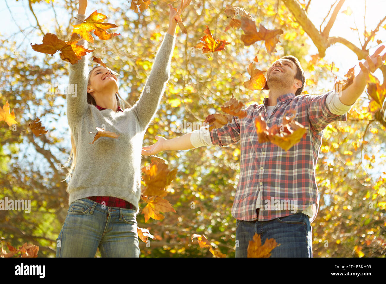 Paar Blätter im Herbst In die Luft werfen Stockfoto