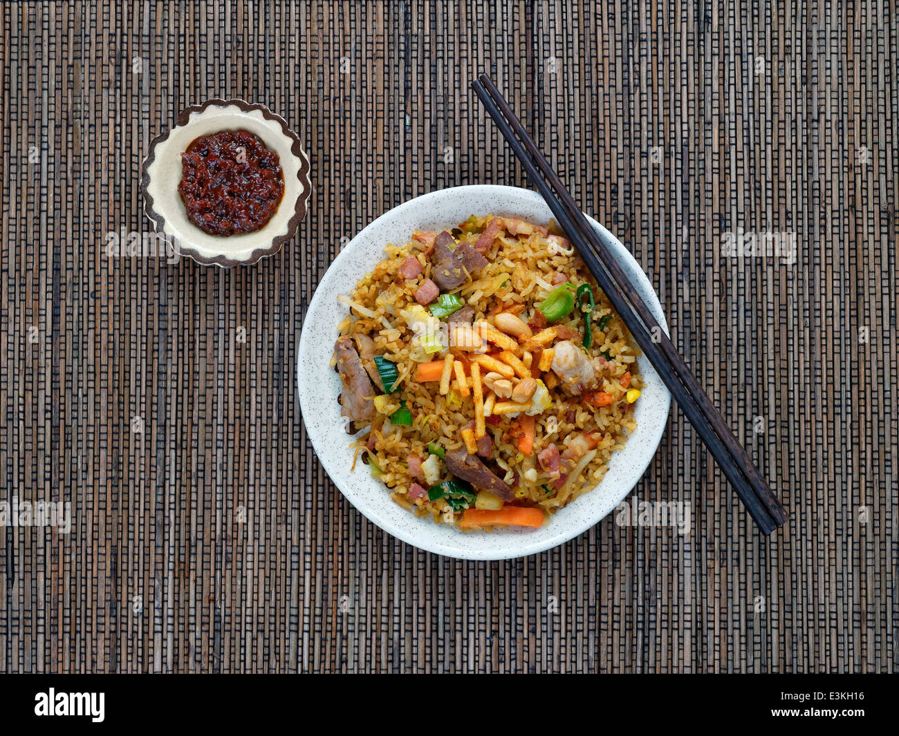 Nasi Goreng mit Sambal - gebratener Reis mit Chili paste Stockfoto