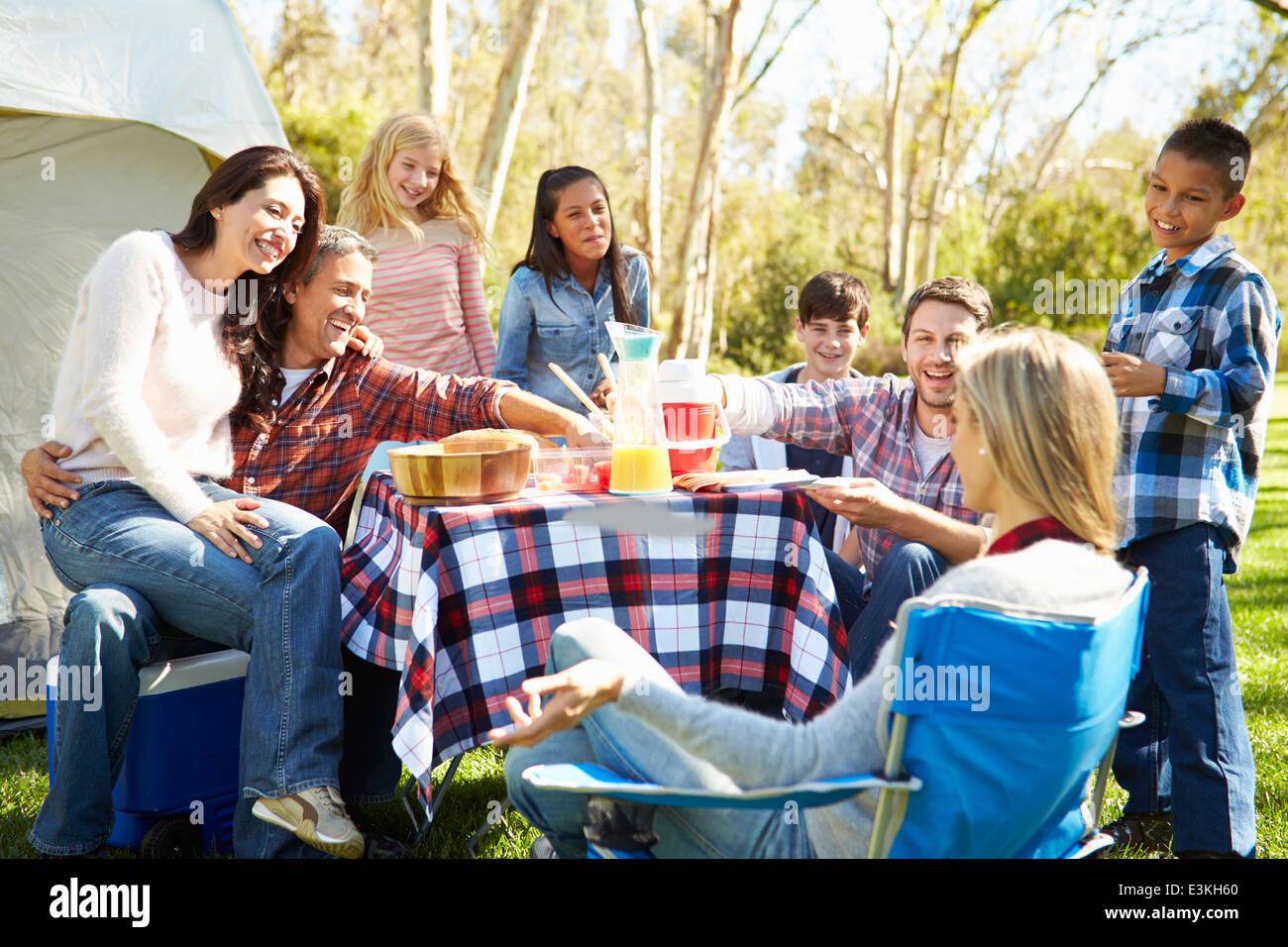 Zwei Familien genießen Camping-Urlaub In Natur Stockfoto