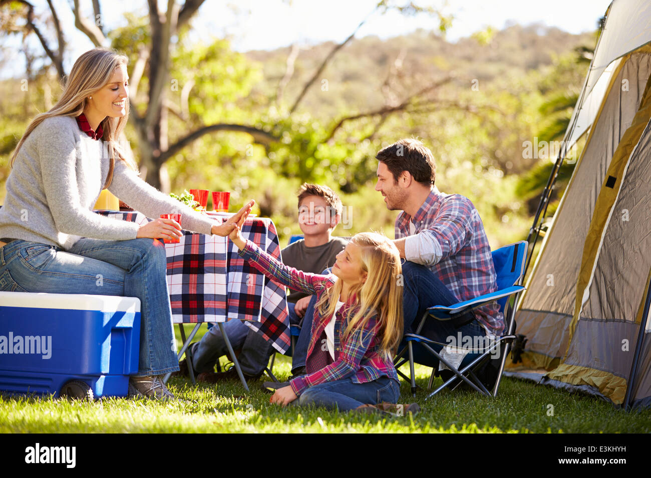 Familie genießen Camping-Urlaub In Natur Stockfoto