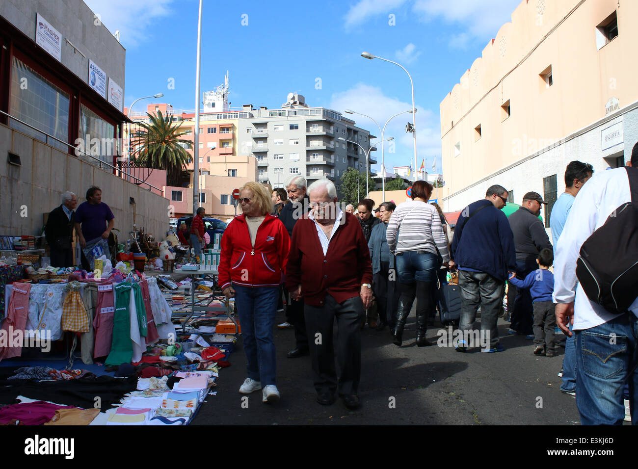 Straße und Personen Fotografie am Sonntag Flohmarkt in Santa Cruz De Tenerife, der Hauptstadt von Teneriffa, Kanarische Inseln, Spanien Stockfoto