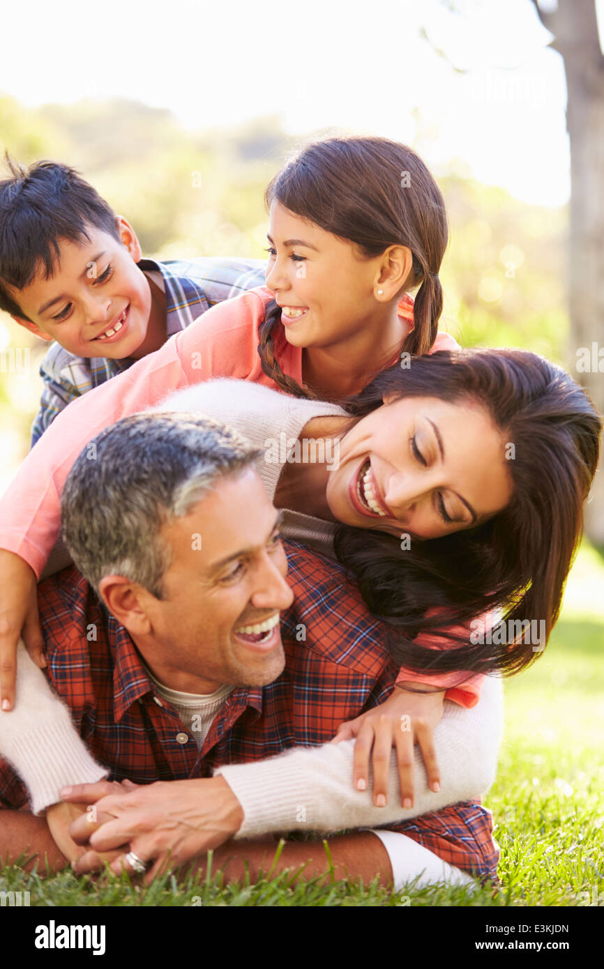 Familie liegen auf dem Rasen In Landschaft Stockfoto