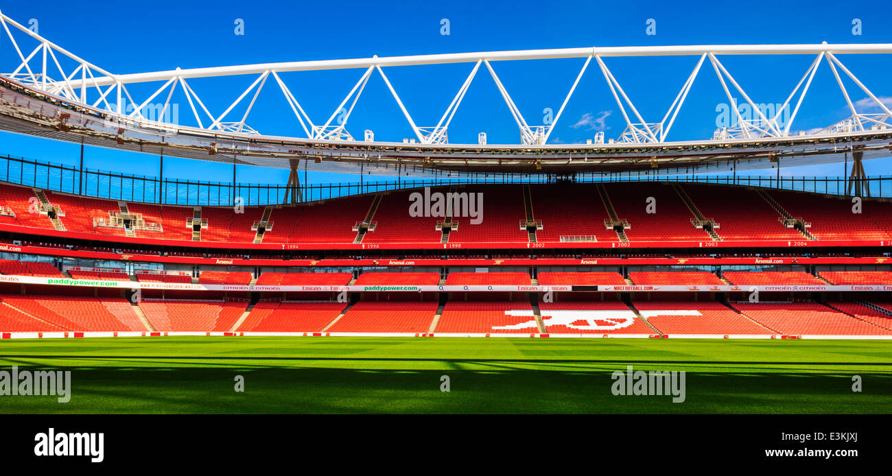Tonhöhe Seite, The Emirates Stadium zeigt Unterstützer sitzen. Arsenal Football Club. Stockfoto