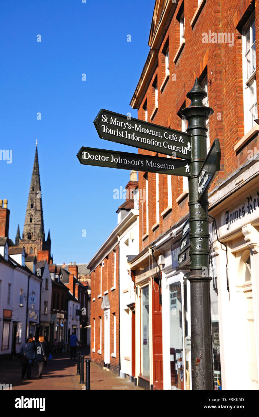Orte von Interesse Wegweiser entlang Dam Street mit dem Dom auf der Rückseite, Lichfield, England, Vereinigtes Königreich, West-Europa. Stockfoto