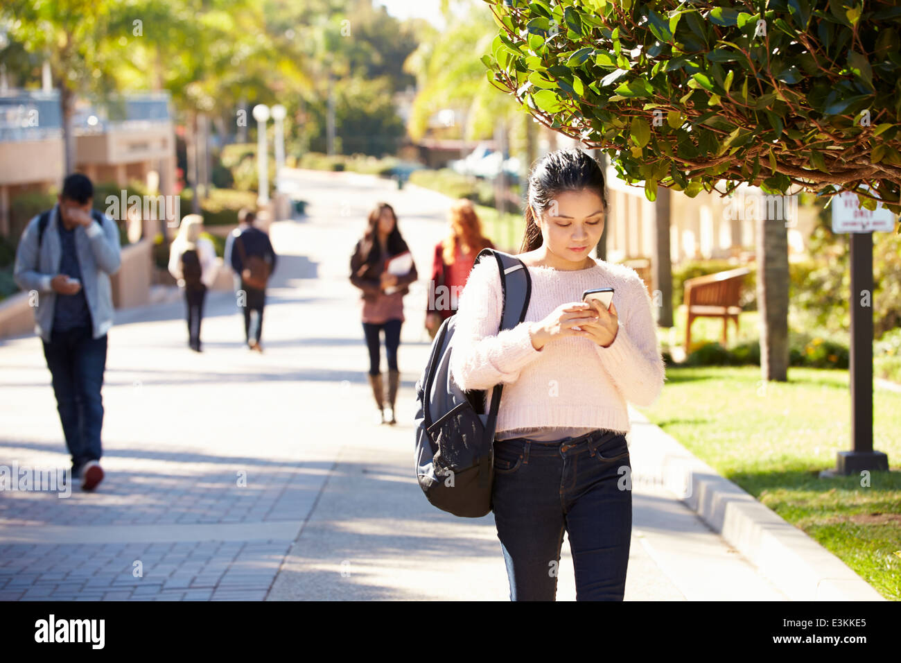 Walking im Freien auf Uni-Campus Studenten Stockfoto