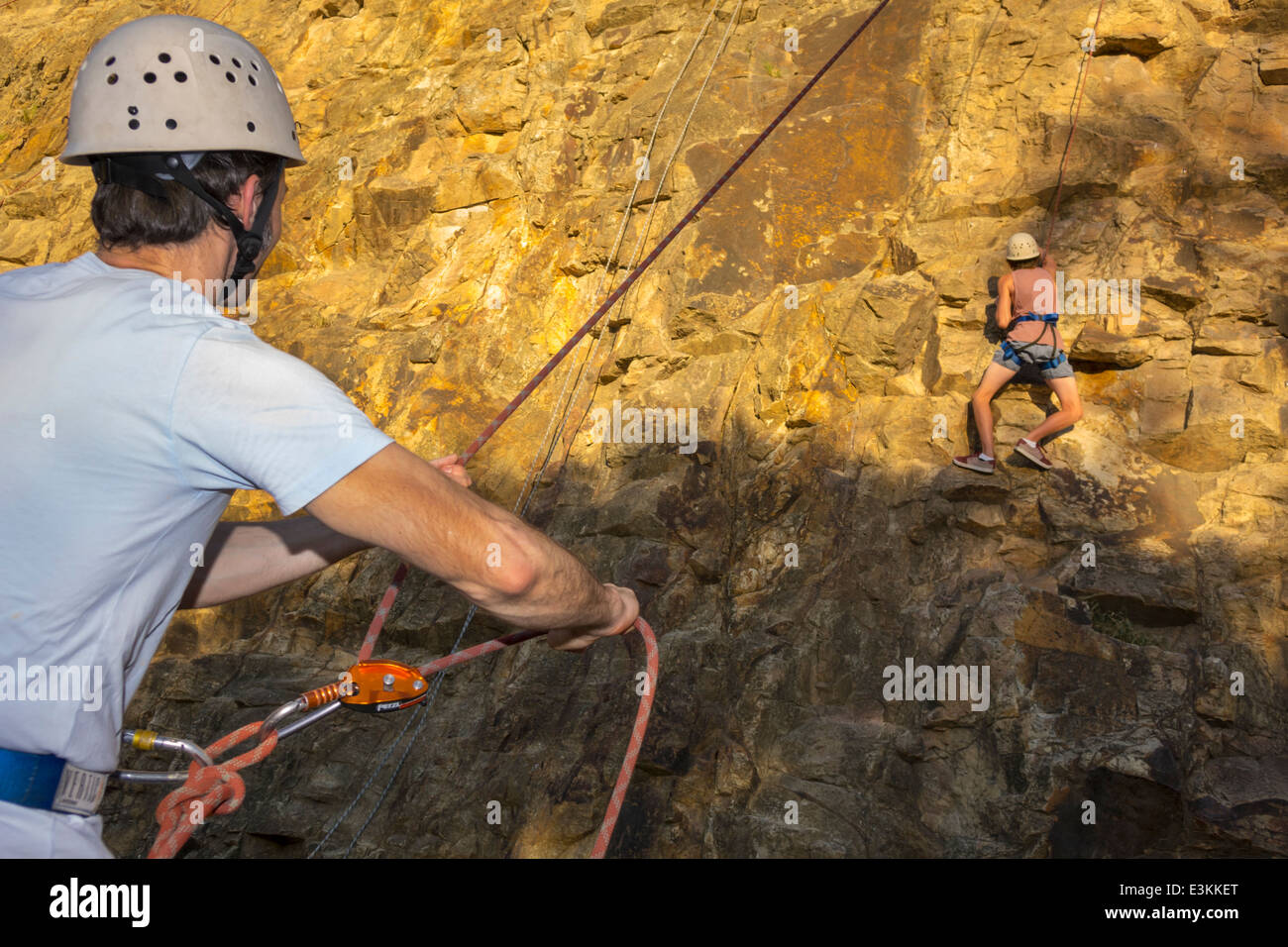 Brisbane Australien, Kangaroo Point Cliffs, Count White Park, Mann Männer männlich, Klettern, Leinen, Seil, Lehrer, Tragen, Schutzhelm, Mann Männer männlich, Ausrüstung Stockfoto