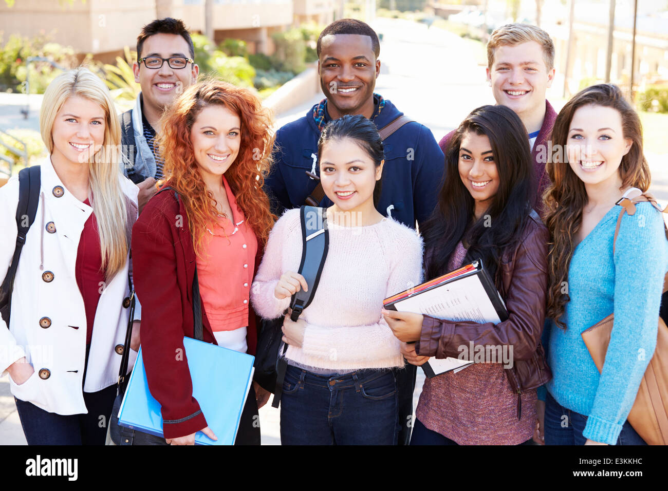 Porträt von Studenten im Freien auf dem Campus Stockfoto