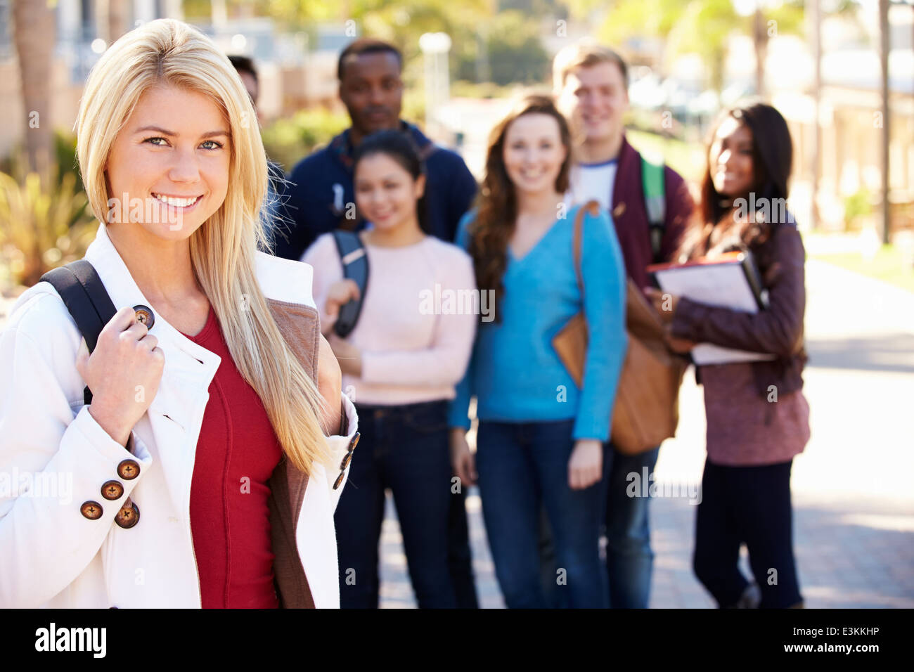 Porträt von Studenten im Freien auf dem Campus Stockfoto