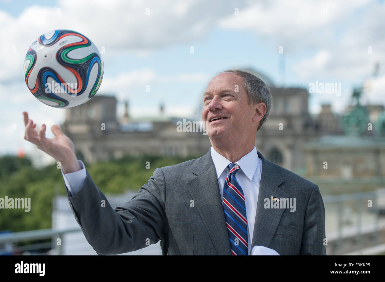 US-Botschafter John B. Emerson spielt mit einem Fußball FIFA World Cup 2014 auf der Dachterrasse der US-Botschaft in Berlin, Deutschland, 24. Juni 2014. Zuvor sprach er über die WM-Spiel Deutschland vs USA, die auf Donnerstag, 26. Juni 2014 in Brasilien stattfinden wird. Foto: MAURIZIO GAMBARINI/dpa Stockfoto