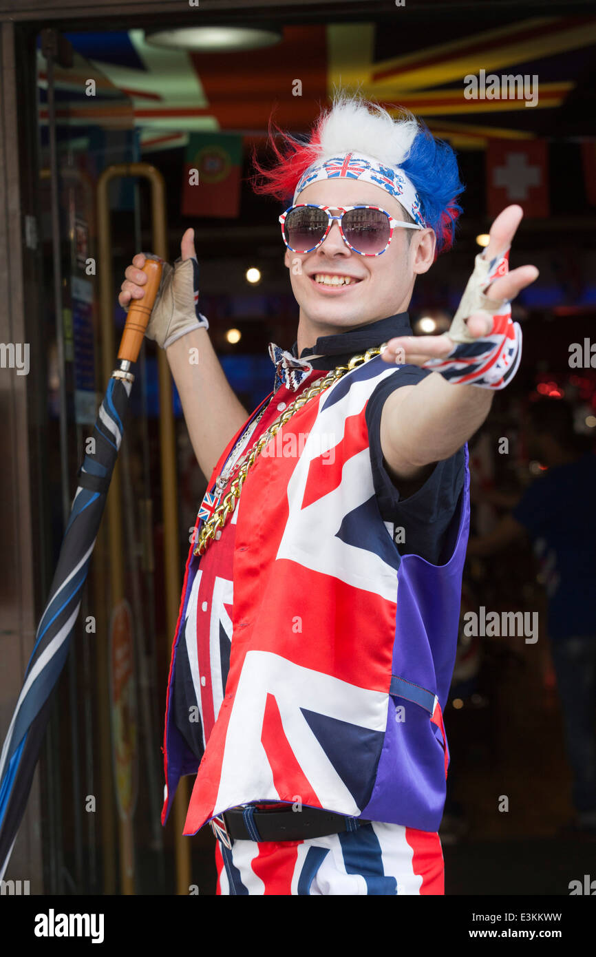 Junger Mann in Anschluß-Markierungsfahne Weste gekleidet und britischen Farben außerhalb der Cool Britannia speichern freundliche Kunden, London. Stockfoto