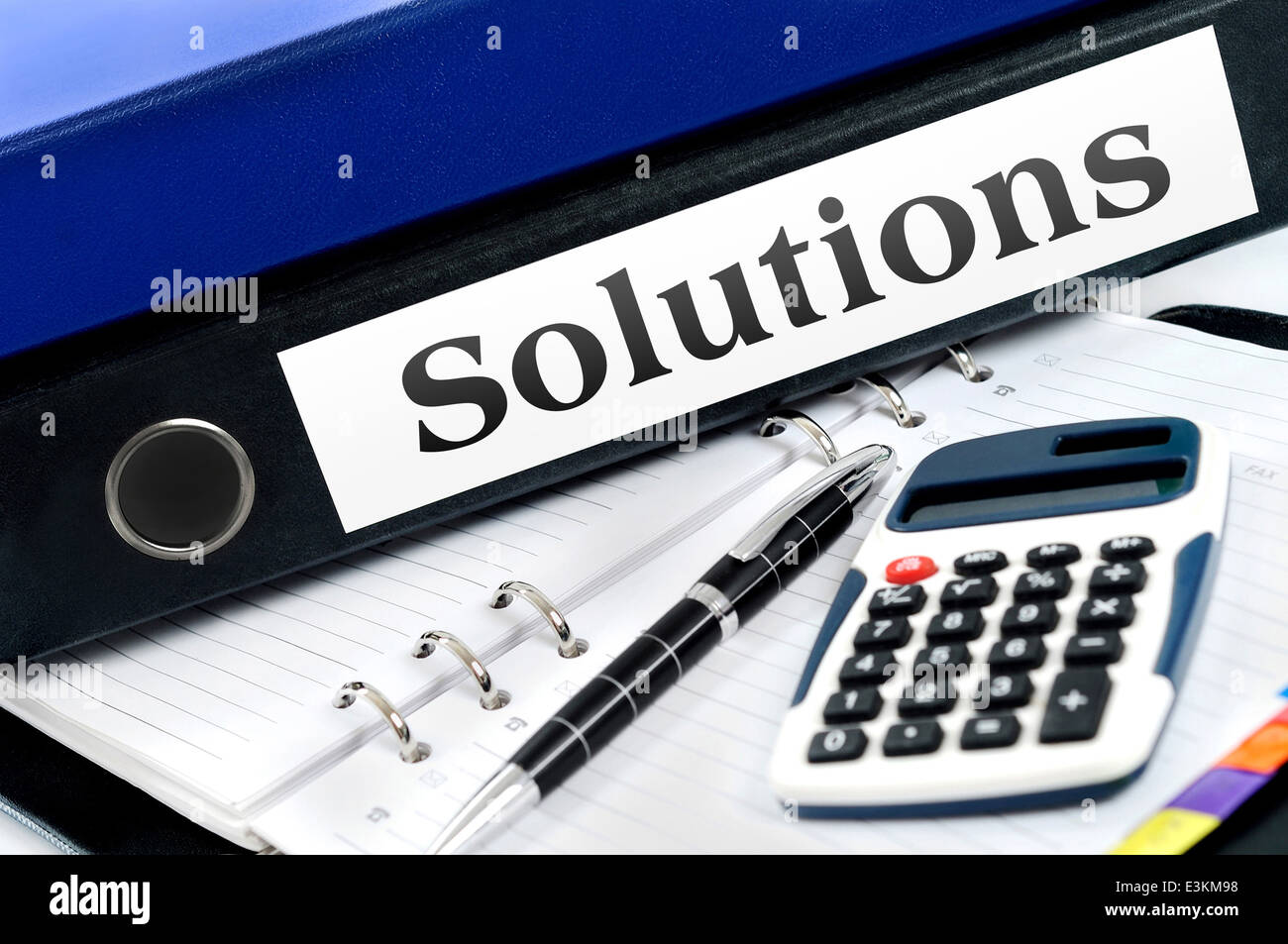 Lösungen-Ordner mit Office-tools Stockfoto