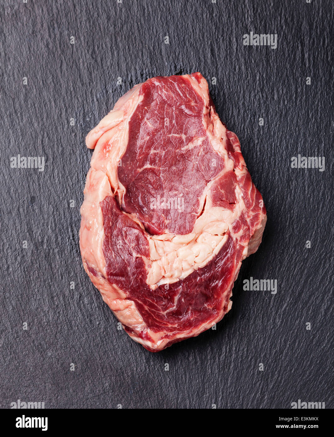 Rohes Frischfleisch auf dunklem Hintergrund Stockfoto
