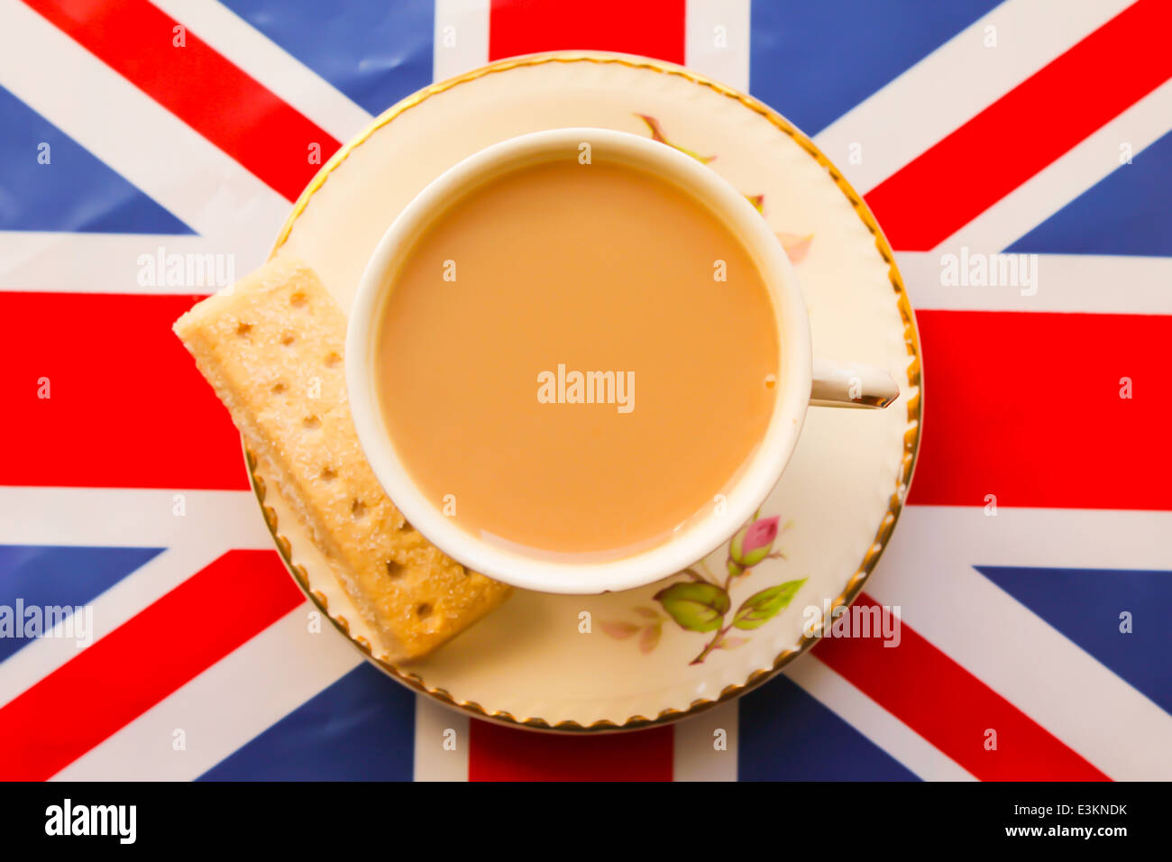 Eine Tasse des traditionellen englischen Tee serviert in einem Bone China Tasse und Untertasse auf ein Union Jack-Flagge Stockfoto