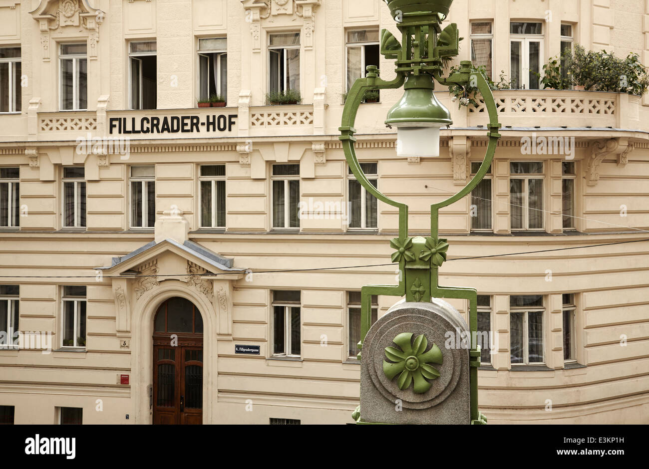 Fillgrader-Hof in Wien Fillgradergasse mit einem Detail des schönen Jugendstil-Treppe-Fillgraderstiege. Stockfoto